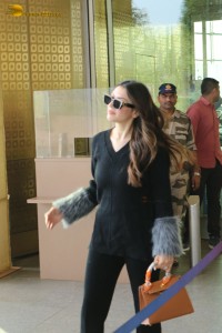 Bollywood Actress Hansika Motwani spotted traveling with mother Mona