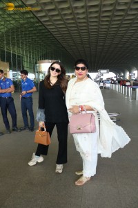 Bollywood Actress Hansika Motwani spotted traveling with mother Mona