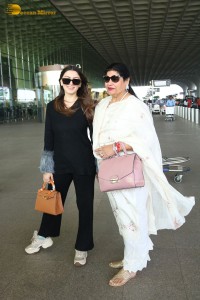Bollywood Actress Hansika Motwani spotted traveling with mother Mona