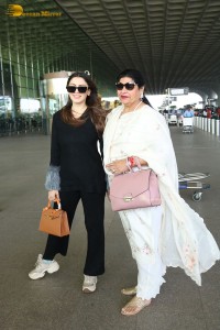 Bollywood Actress Hansika Motwani spotted traveling with mother Mona