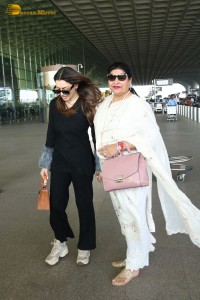 Bollywood Actress Hansika Motwani spotted traveling with mother Mona