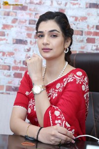 actress Hassini Sudhir glamorous look in a red saree