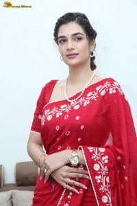 actress Hassini Sudhir glamorous look in a red saree
