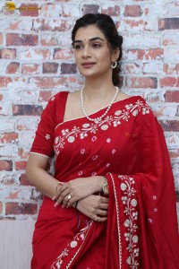 actress Hassini Sudhir glamorous look in a red saree