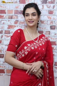 actress Hassini Sudhir glamorous look in a red saree