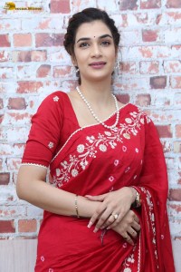 actress Hassini Sudhir glamorous look in a red saree