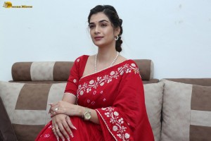 actress Hassini Sudhir glamorous look in a red saree