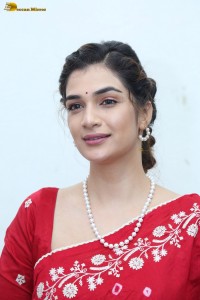 actress Hassini Sudhir glamorous look in a red saree