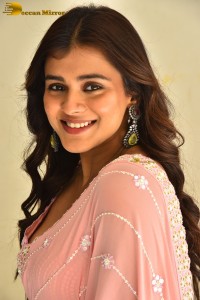 actress Hebah Patel beautiful in a pink saree