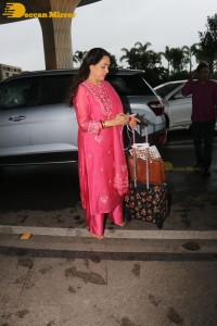 Dream Girl Bollywood Actress Hema Malini spotted at Mumbai Airport