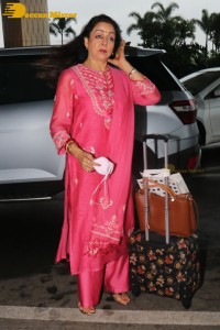 Dream Girl Bollywood Actress Hema Malini spotted at Mumbai Airport