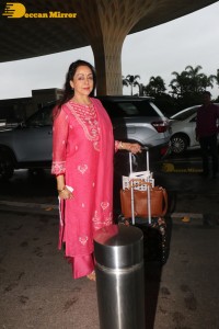Dream Girl Bollywood Actress Hema Malini spotted at Mumbai Airport