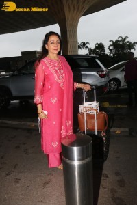 Dream Girl Bollywood Actress Hema Malini spotted at Mumbai Airport
