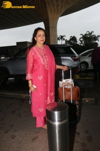 Dream Girl Bollywood Actress Hema Malini spotted at Mumbai Airport