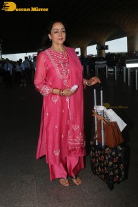 Dream Girl Bollywood Actress Hema Malini spotted at Mumbai Airport