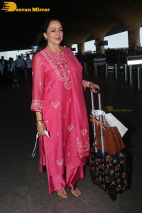 Dream Girl Bollywood Actress Hema Malini spotted at Mumbai Airport