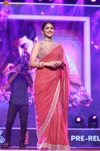 Hi Nanna Pre-Release Function attended by Nani and Mrunal Thakur