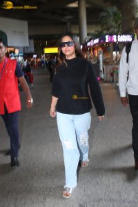 Indian actress hina khan in black t-shirt and denim jeans at airport
