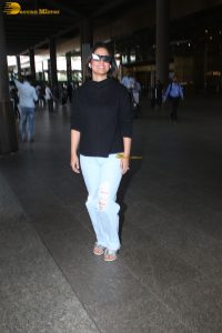 Indian actress hina khan in black t-shirt and denim jeans at airport