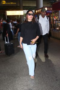 Indian actress hina khan in black t-shirt and denim jeans at airport