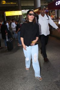 Indian actress hina khan in black t-shirt and denim jeans at airport