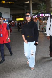 Indian actress hina khan in black t-shirt and denim jeans at airport