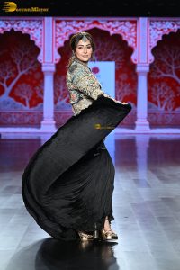 actress hina khan doing a ramp walk