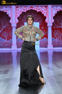 actress hina khan doing a ramp walk