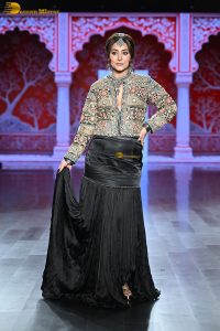 actress hina khan doing a ramp walk