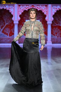 actress hina khan doing a ramp walk