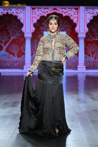 actress hina khan doing a ramp walk