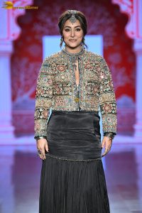 actress hina khan doing a ramp walk