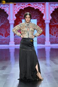 actress hina khan doing a ramp walk