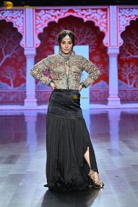 actress hina khan doing a ramp walk