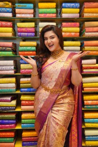 actress honey rose shows off traditional looks in a silk saree