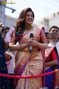 south indian actress honey rose visited chandana brothers shopping mall in shadnagar, telangana