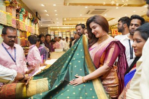 south indian actress honey rose visited chandana brothers shopping mall in shadnagar, telangana