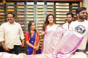 south indian actress honey rose visited chandana brothers shopping mall in shadnagar, telangana