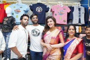 south indian actress honey rose visited chandana brothers shopping mall in shadnagar, telangana