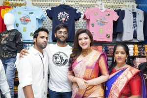 south indian actress honey rose visited chandana brothers shopping mall in shadnagar, telangana