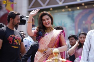 south indian actress honey rose visited chandana brothers shopping mall in shadnagar, telangana