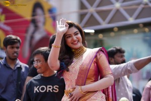 south indian actress honey rose visited chandana brothers shopping mall in shadnagar, telangana