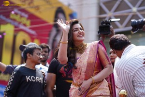 south indian actress honey rose visited chandana brothers shopping mall in shadnagar, telangana