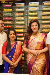 south indian actress honey rose visited chandana brothers shopping mall in shadnagar, telangana