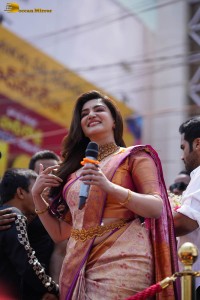 south indian actress honey rose visited chandana brothers shopping mall in shadnagar, telangana