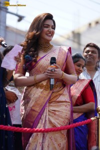 south indian actress honey rose visited chandana brothers shopping mall in shadnagar, telangana