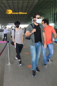Hrithik Roshan seen traveling with his son from Mumbai Airport