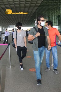 Hrithik Roshan seen traveling with his son from Mumbai Airport