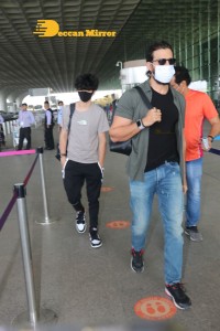 Hrithik Roshan seen traveling with his son from Mumbai Airport