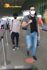 Hrithik Roshan seen traveling with his son from Mumbai Airport